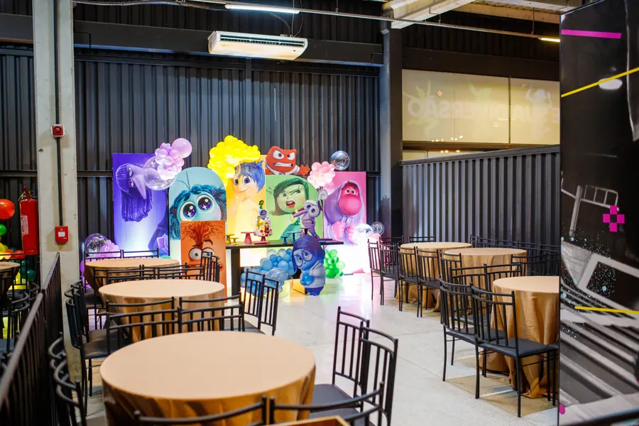 Salão de festas decorado com mesa temática