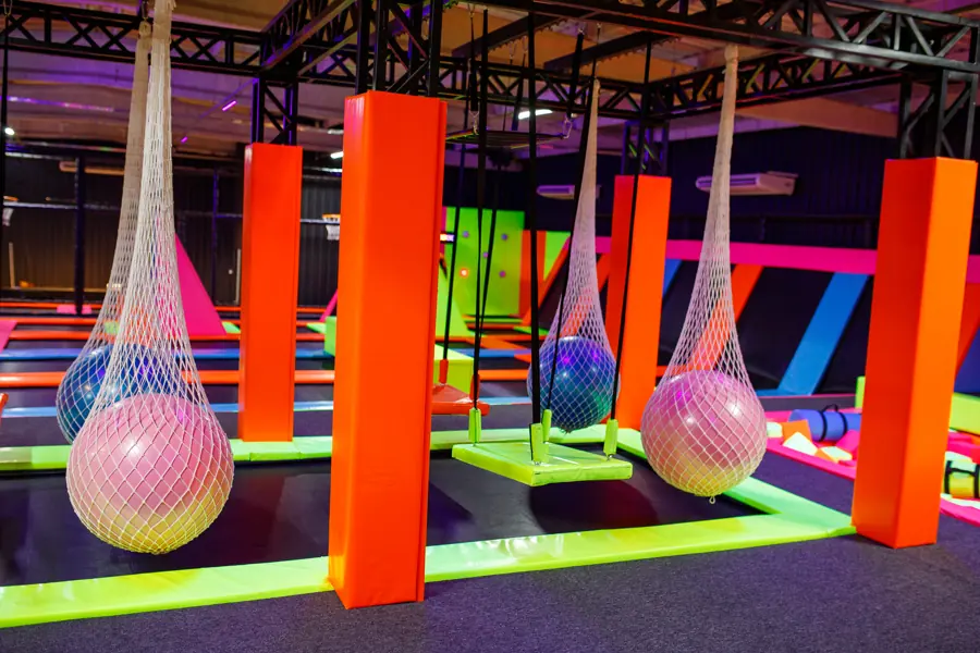Redes de escalada penduradas entre os trampolins
